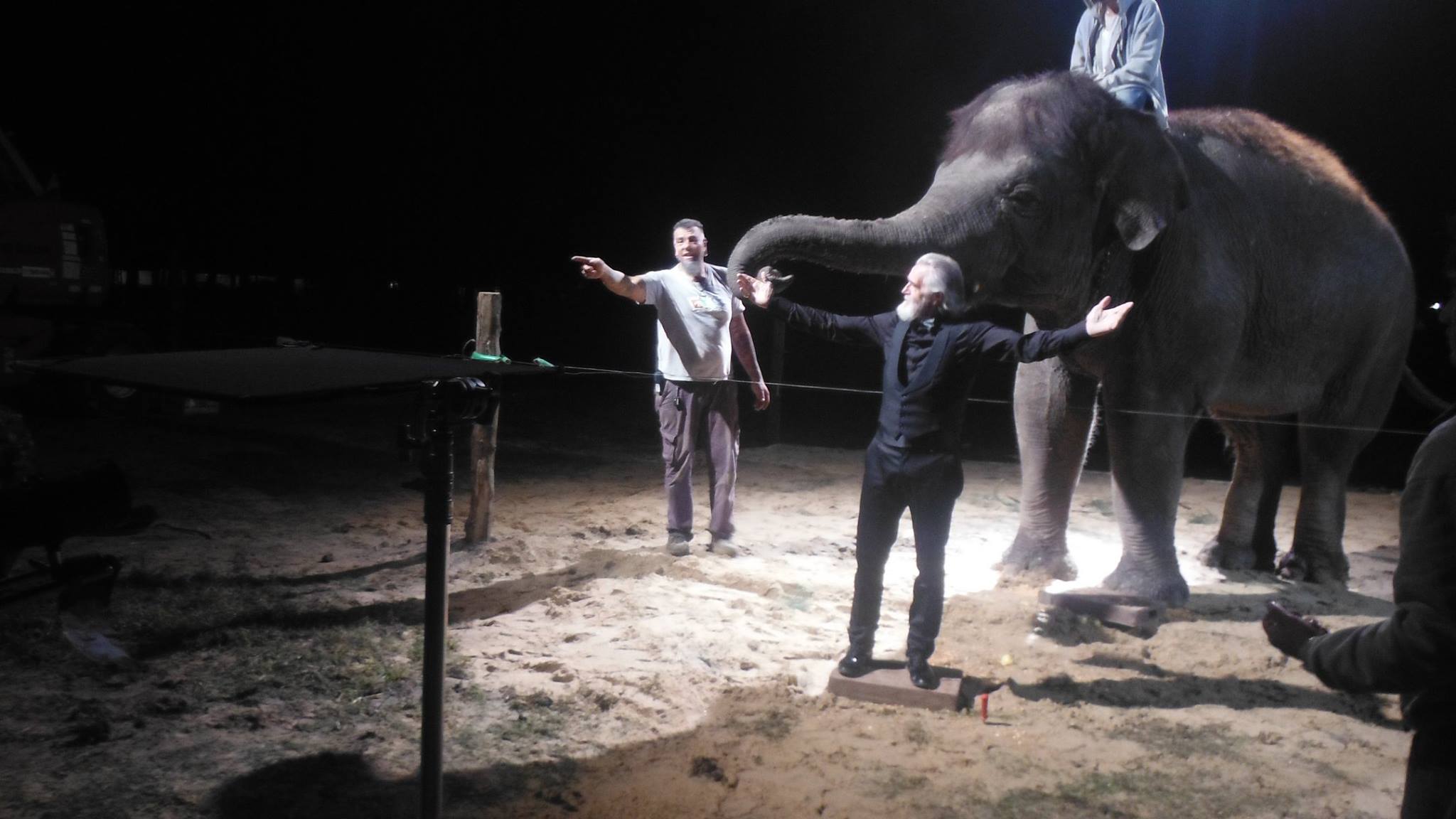 Walter dandole ordenes a un elefante durante rodaje